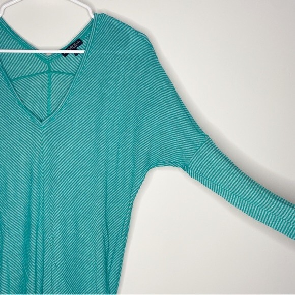 Beyond Yoga Teal Striped Workout Top 3/4 Length Sleeves Semi Sheer Size Medium - Picture 4 of 9